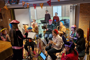 Kinderen maken muziek bij Sint Nicolaas